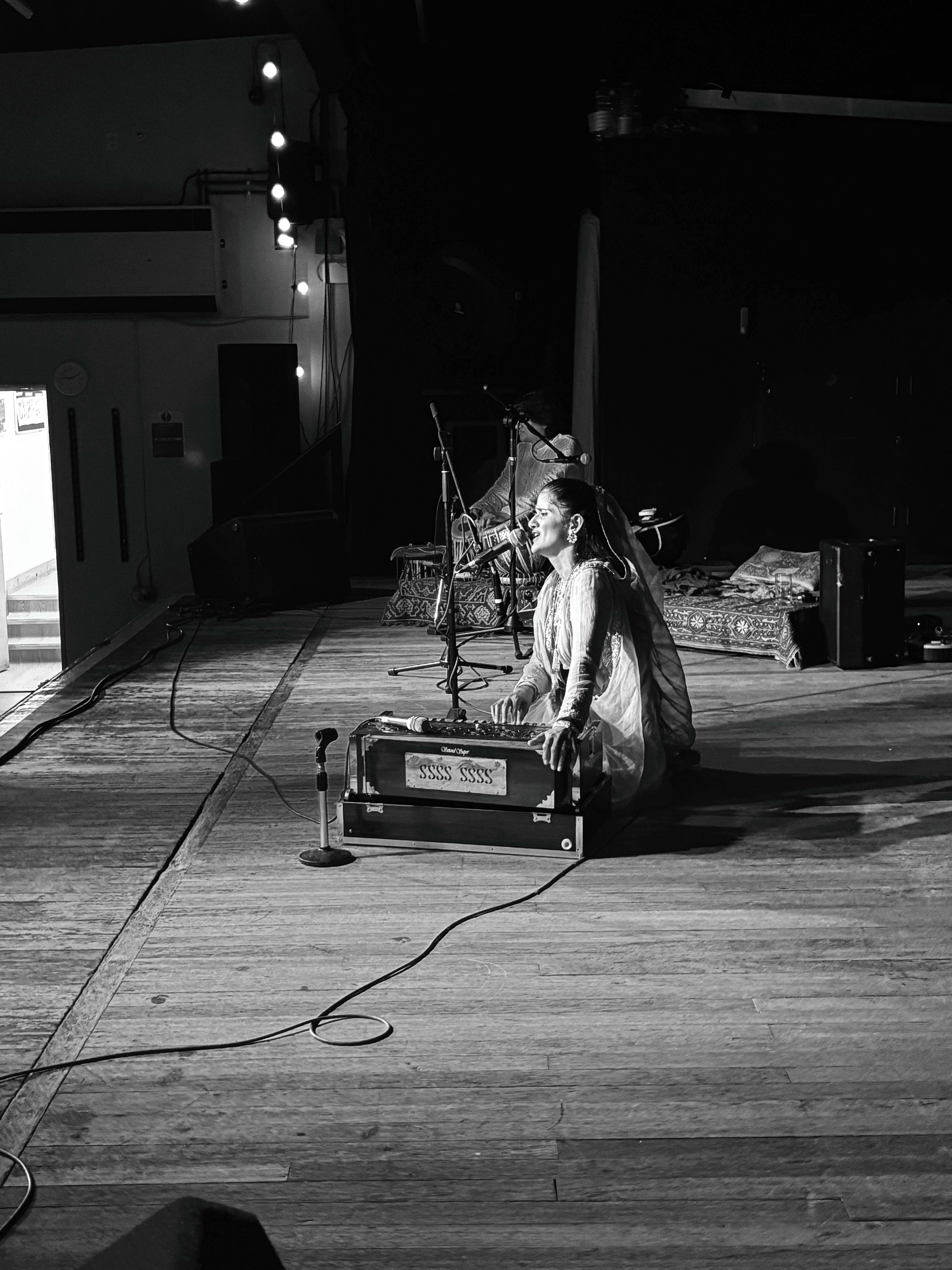 INDIAN BAND — Mid-set